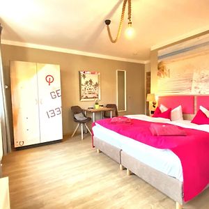 Zimmer mit Kingsize-Bett